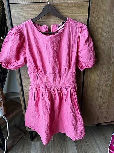 Pembe elbise