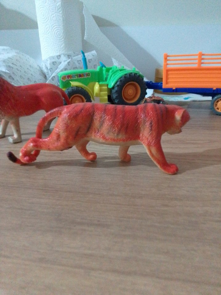 Kırmızı Aslan Figür Oyuncak - Görsel 2