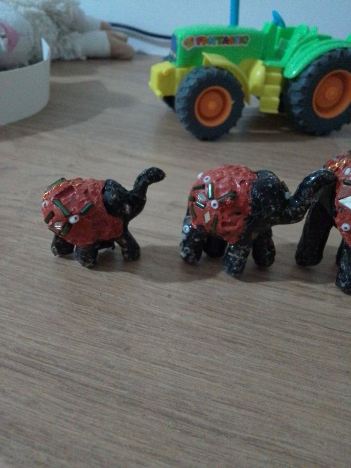 Kırmızı Fil Figürleri Seti - Görsel 3