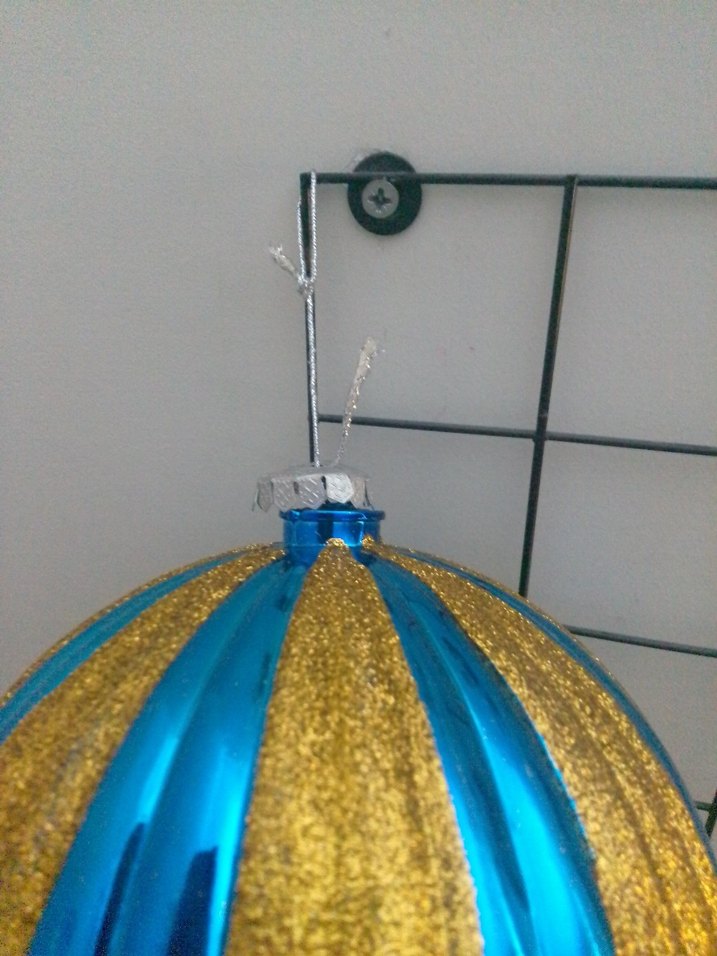 Mavi ve Altın Renkli Yılbaşı Topu - Görsel 3