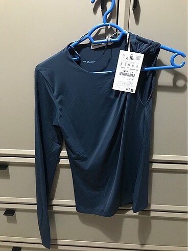 Pull& Bear tek omuz bluz