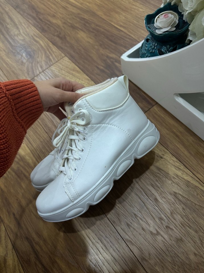 Beyaz ayakkabı - Görsel 2