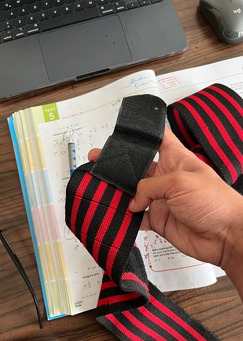 Kırmızı Siyah Çizgili bilek koruyucu wrap