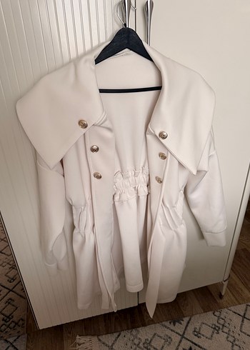 Düğmeli Beyaz Kısa Kadın Kaban - Görsel 2