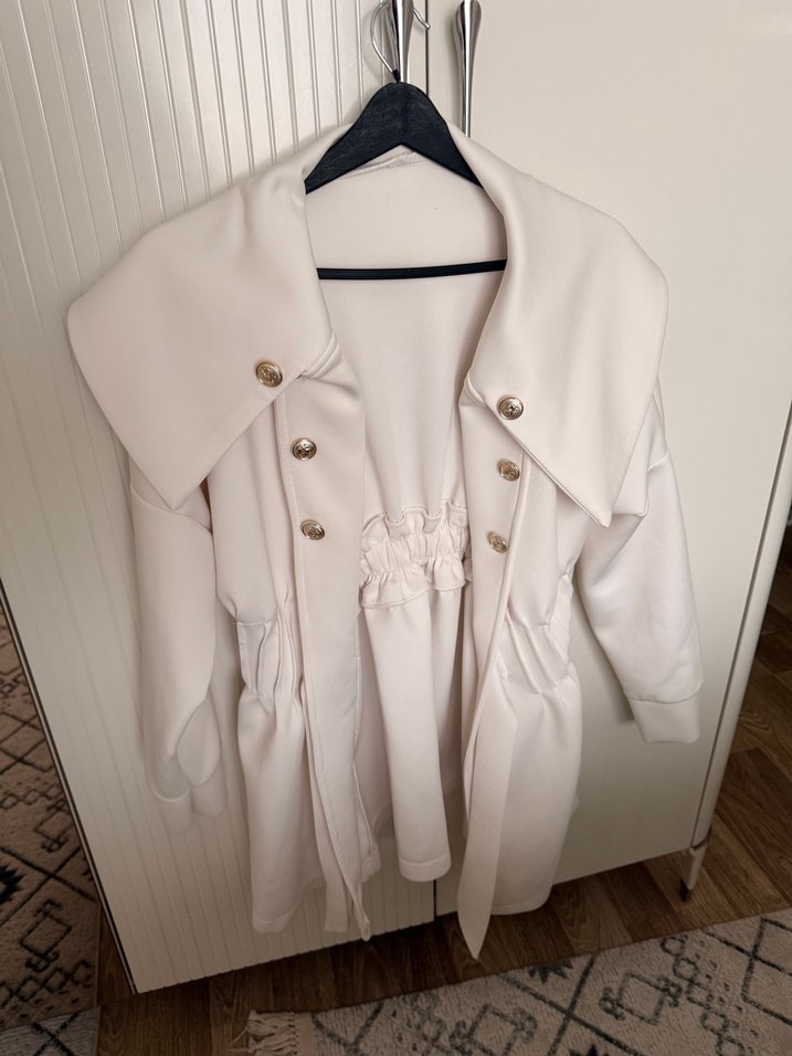 Düğmeli Beyaz Kısa Kadın Kaban - Görsel 2