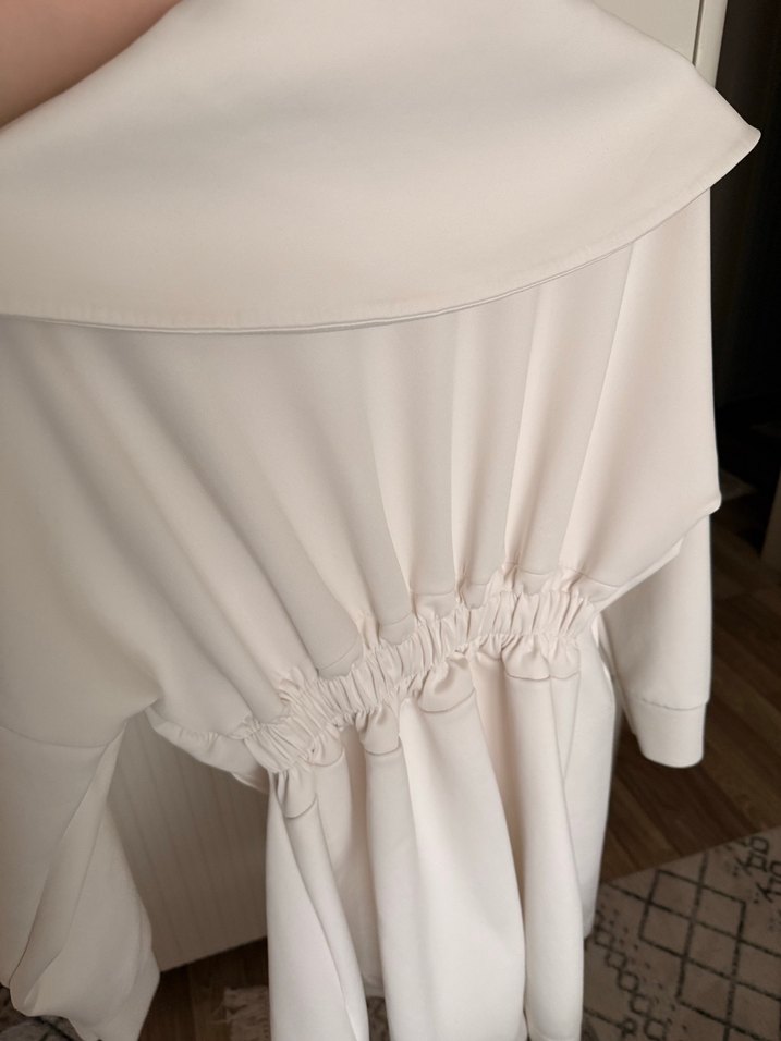 Düğmeli Beyaz Kısa Kadın Kaban - Görsel 3