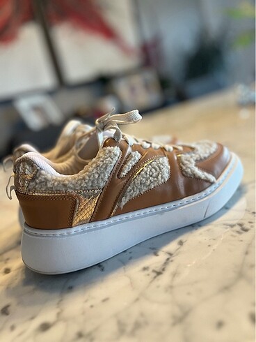 Taba tüylü sneaker