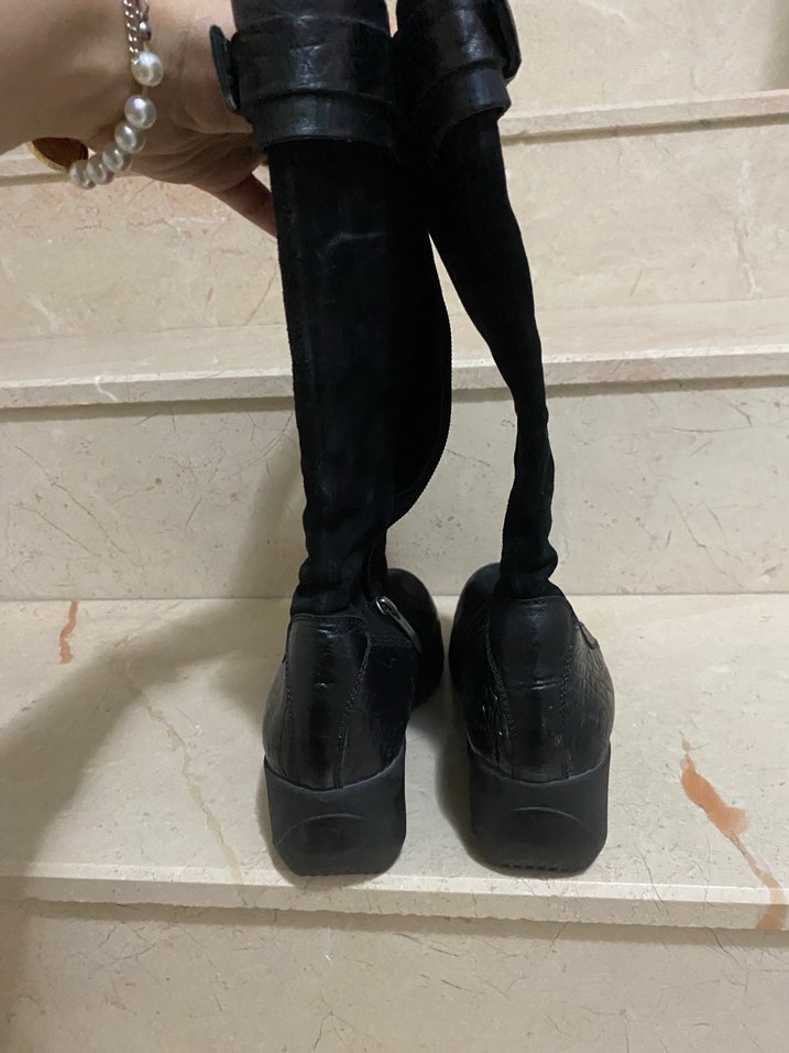 Siyah Süet Yılan Desenli Dolgu Topuklu Dizüstü Bot - Görsel 3