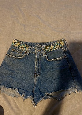 Nakışlı Kemerli Koyu Mavi Mini Kot Şort - Görsel 2