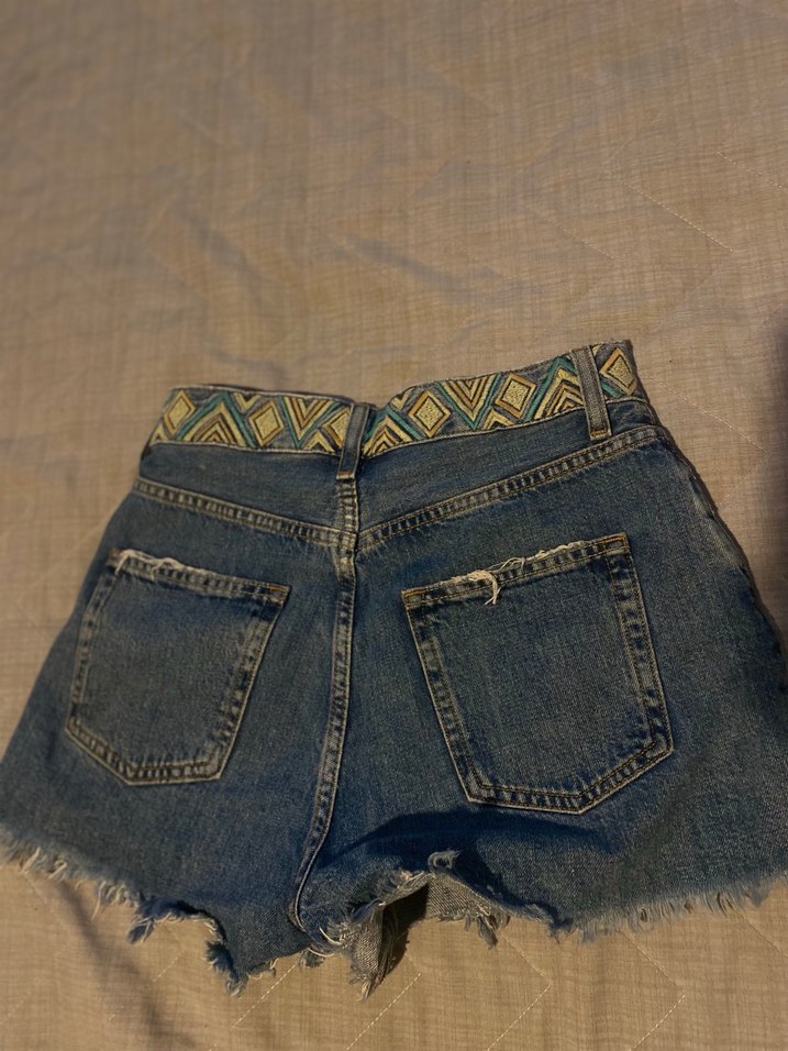 Nakışlı Kemerli Koyu Mavi Mini Kot Şort - Görsel 4