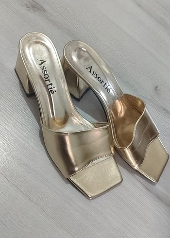 Altın Renkli Blok Topuk Kadın Abiye Terlik - Görsel 2