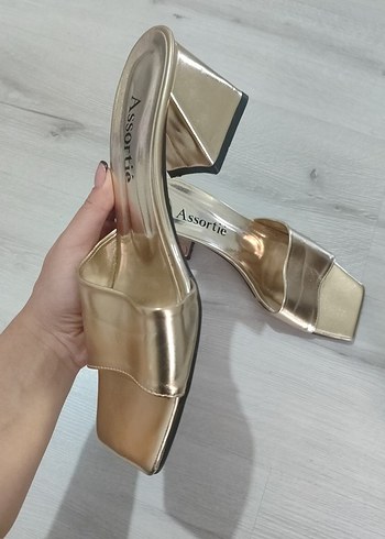 Altın Renkli Blok Topuk Kadın Abiye Terlik - Görsel 3