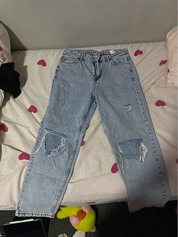 Yırtık kot pantolon