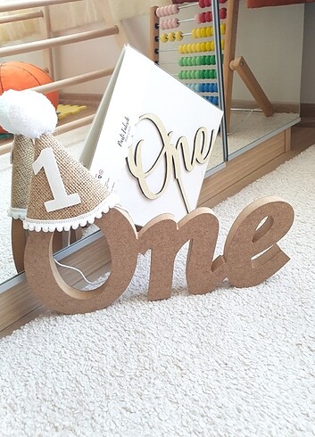 1 yaş doğumgünü ahşap One yazısı ponponlu şapka doğum günü