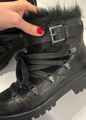 Kürk Detaylı Siyah Deri Yüksek Topuklu Bot - Görsel 4