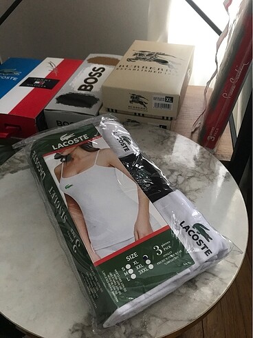 Üç adet kadın atlet lacoste