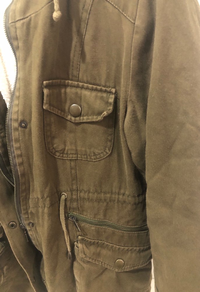 Koyu yeşil kapüşonlu mont - Görsel 2