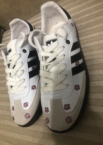 Çiçek Desenli Beyaz Kadın Spor Ayakkabı - Görsel 2