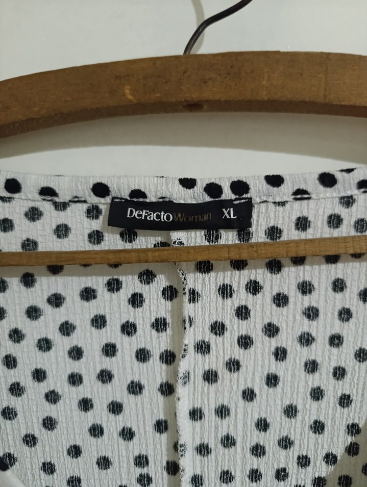 V Yaka Puantiyeli Midi Elbise - Görsel 4