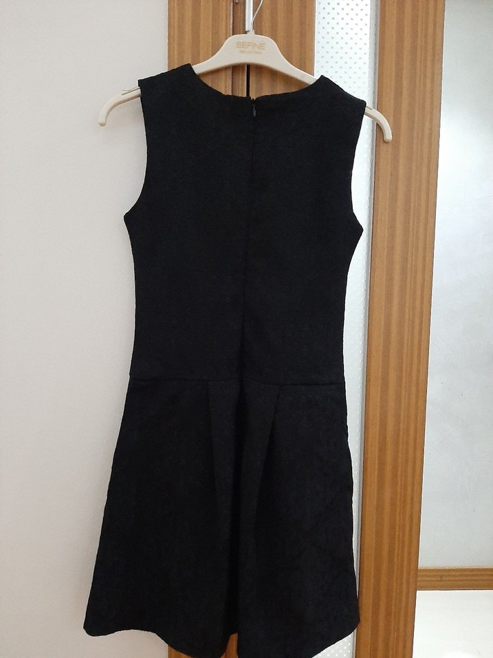 Siyah V Yaka Pilili Midi Elbise - Görsel 3