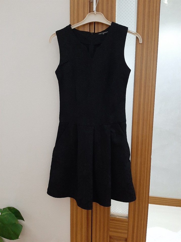 Siyah V Yaka Pilili Midi Elbise - Görsel 2