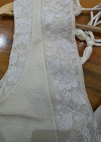 V Yaka Dantelli Kısa Bej Elbise - Görsel 8