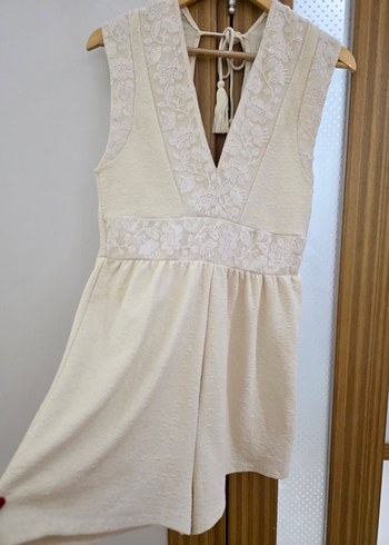 V Yaka Dantelli Kısa Bej Elbise - Görsel 5