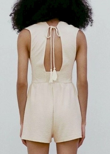 V Yaka Dantelli Kısa Bej Elbise - Görsel 2