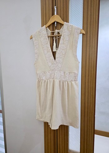 V Yaka Dantelli Kısa Bej Elbise - Görsel 4