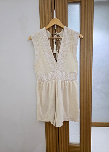 V Yaka Dantelli Kısa Bej Elbise - Görsel 3