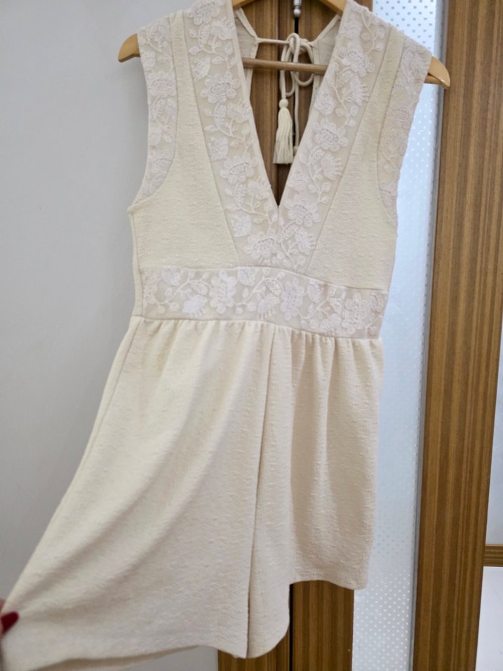 V Yaka Dantelli Kısa Bej Elbise - Görsel 5