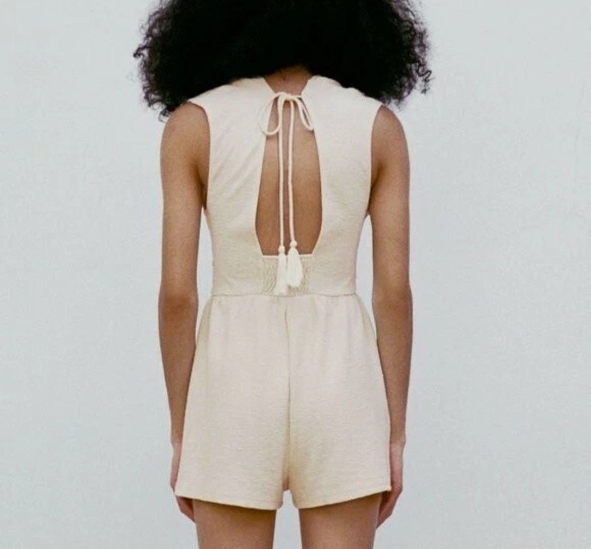 V Yaka Dantelli Kısa Bej Elbise - Görsel 2