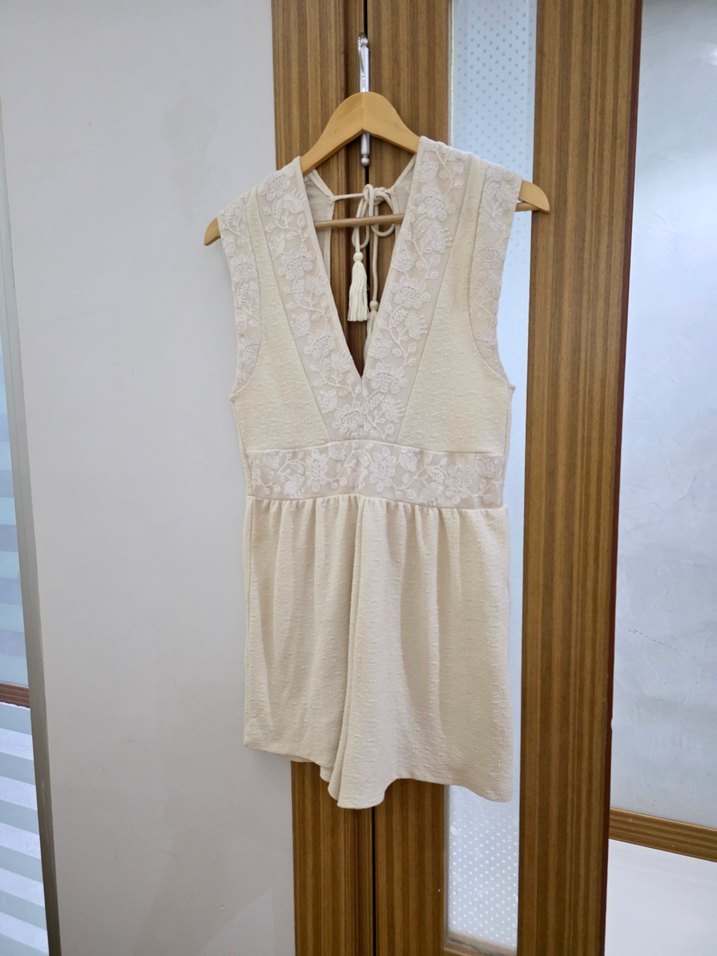 V Yaka Dantelli Kısa Bej Elbise - Görsel 4