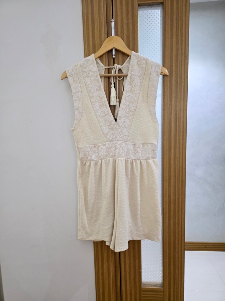 V Yaka Dantelli Kısa Bej Elbise - Görsel 3