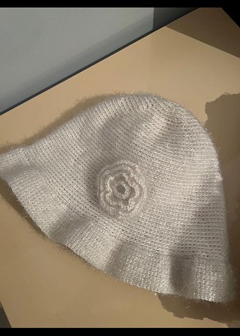 Beyaz Çiçek Desenli Yastık ve Örgü Şapka - Görsel 3