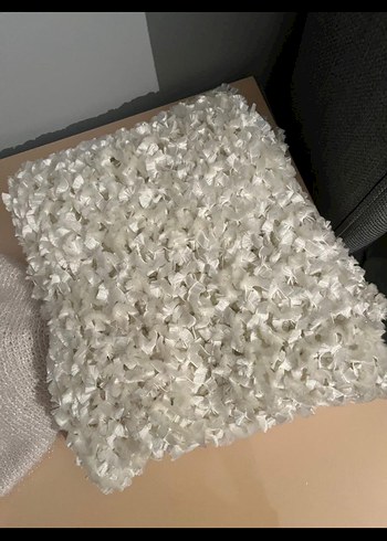 Beyaz Çiçek Desenli Yastık ve Örgü Şapka - Görsel 2