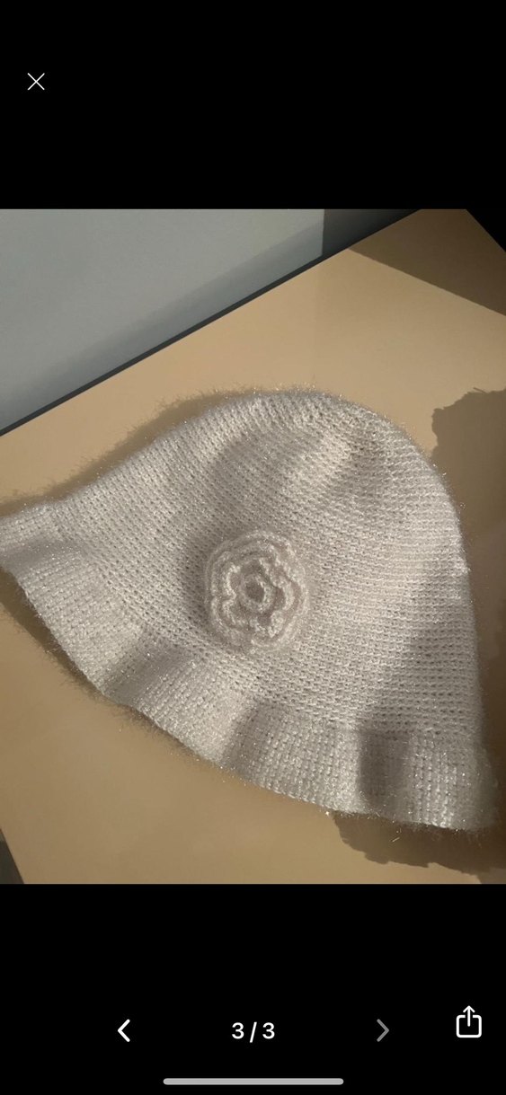 Beyaz Çiçek Desenli Yastık ve Örgü Şapka - Görsel 3