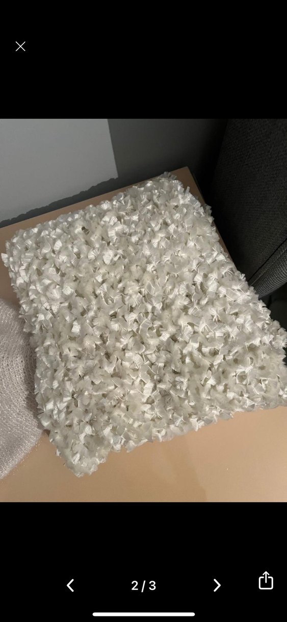 Beyaz Çiçek Desenli Yastık ve Örgü Şapka - Görsel 2