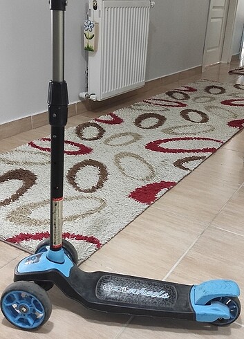 4-7 yaşa uygun ışıklı scooter