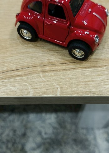 Kırmızı Oyuncak Araba - Görsel 2