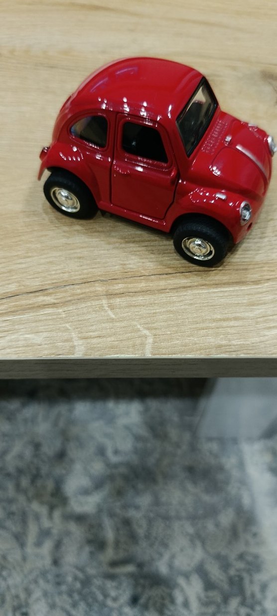 Kırmızı Oyuncak Araba - Görsel 2