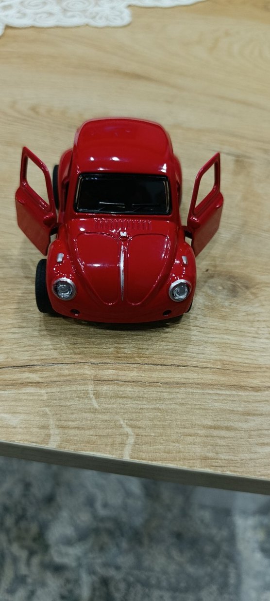 Kırmızı Oyuncak Araba - Görsel 3
