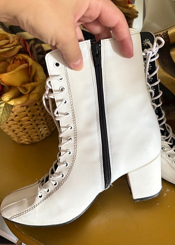 Beyaz Deri Bağcıklı Kadın Bot - Görsel 4