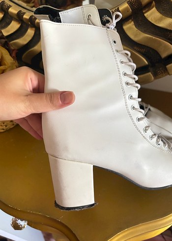 Beyaz Deri Bağcıklı Kadın Bot - Görsel 3