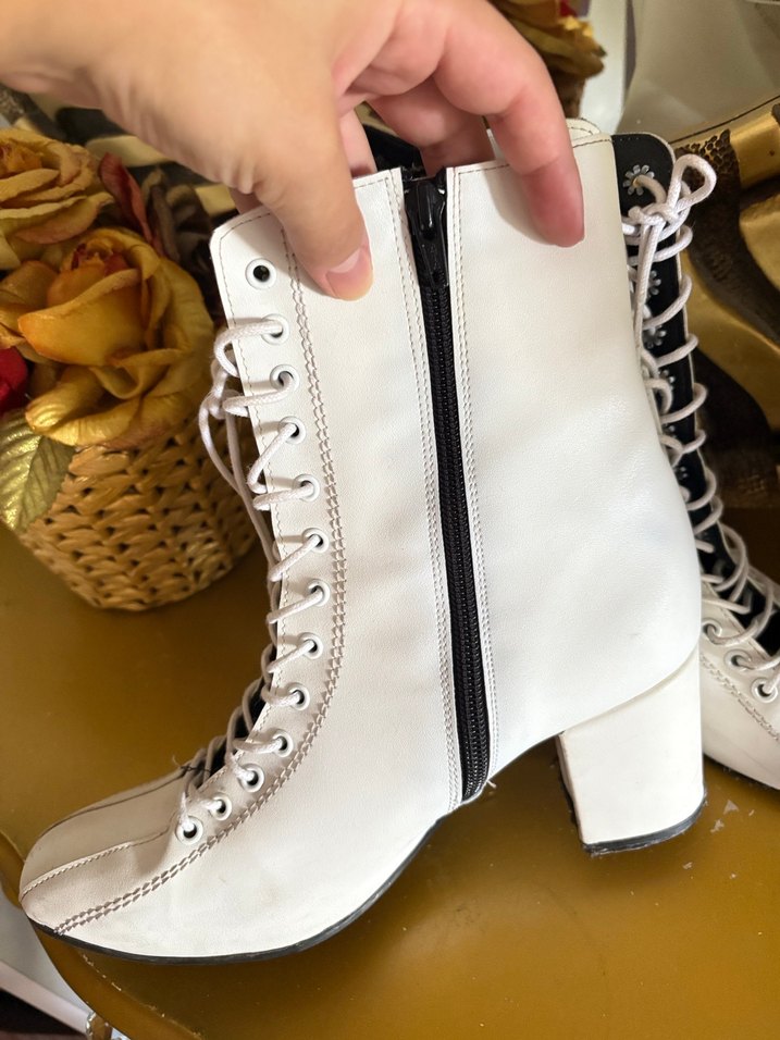 Beyaz Deri Bağcıklı Kadın Bot - Görsel 4