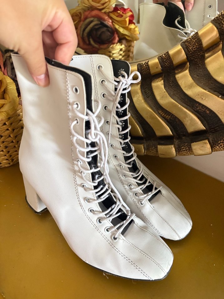 Beyaz Deri Bağcıklı Kadın Bot - Görsel 2