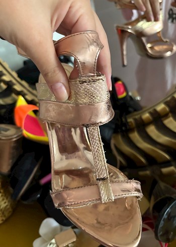 Parlak Altın Yılan Desenli Stiletto Topuklu Kadın Ayakkabı - Görsel 2