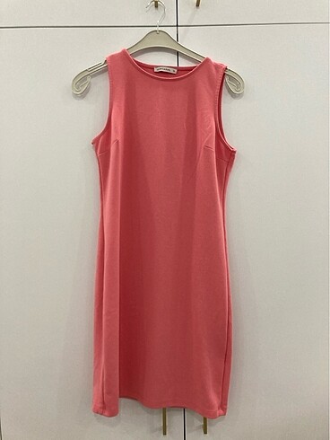 Pembe elbise