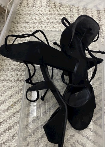 Siyah Tokalı Gotik İnce Topuklu Kadın Ayakkabı - Görsel 3