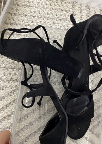 Siyah Tokalı Gotik İnce Topuklu Kadın Ayakkabı - Görsel 2